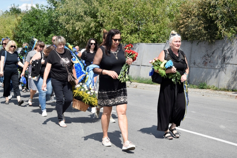 «Він не боявся куль і врятував мені життя»: побратими вшановують пам’ять Романа Радецького