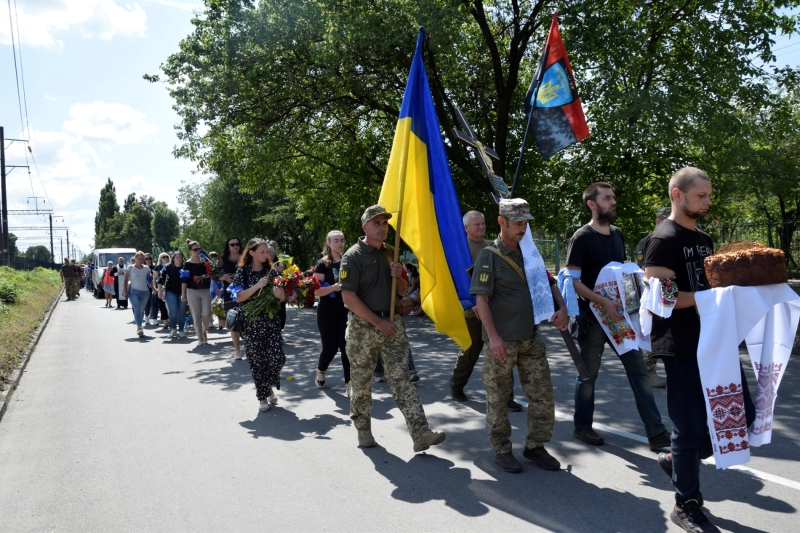 «Він не боявся куль і врятував мені життя»: побратими вшановують пам’ять Романа Радецького