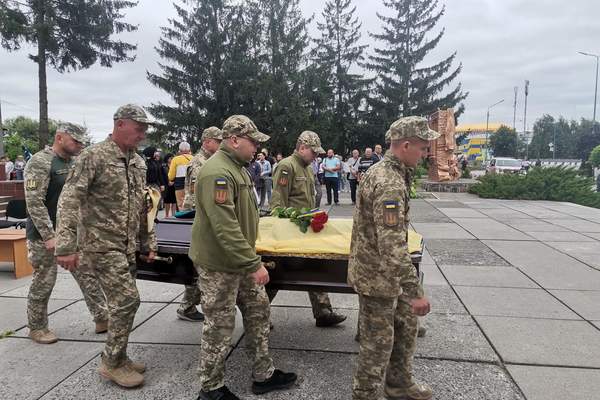 Хмільничани попрощалися з загиблим Героєм Василем Шиндером