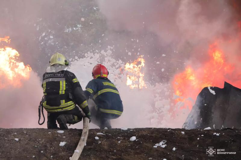 У ДСНС оприлюднили фото пожежі на Вінниччині, яка сталася через атаку «Шахеда»