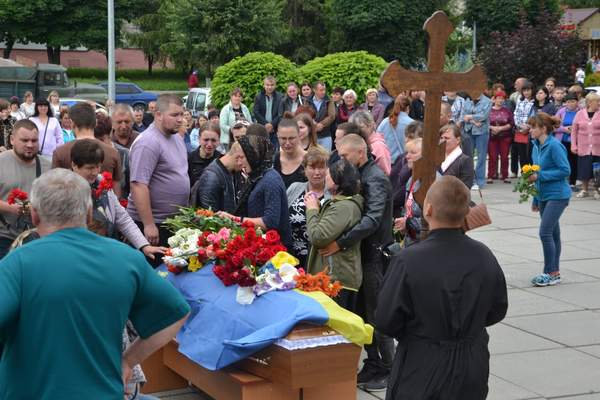 Сьогодні у Хмільнику віддали шану загиблому Герою Юрію Березі