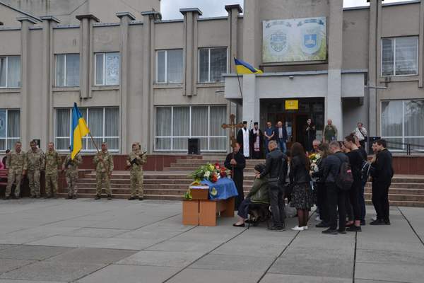 Сьогодні у Хмільнику віддали шану загиблому Герою Юрію Березі