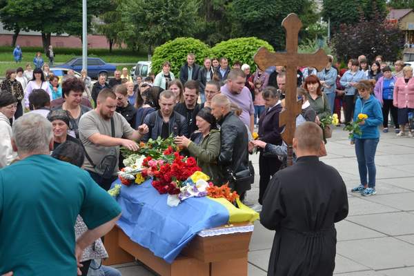 Сьогодні у Хмільнику віддали шану загиблому Герою Юрію Березі