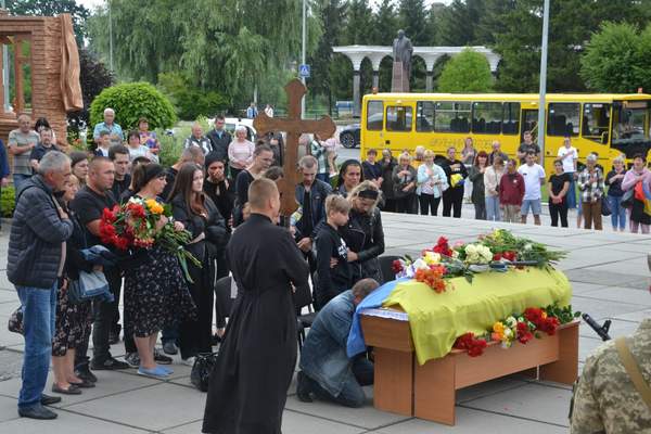 Сьогодні у Хмільнику віддали шану загиблому Герою Юрію Березі