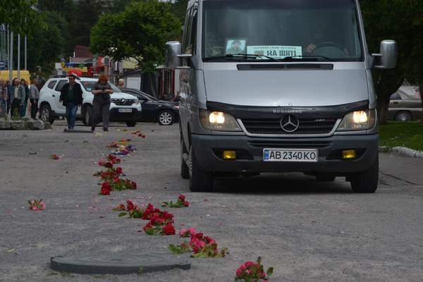 Сьогодні у Хмільнику віддали шану загиблому Герою Юрію Березі