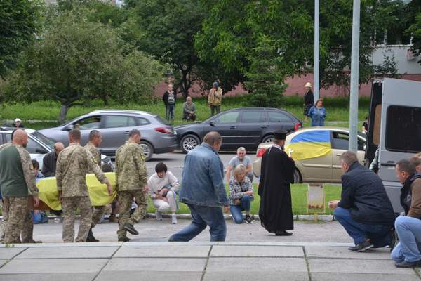 Сьогодні у Хмільнику віддали шану загиблому Герою Юрію Березі